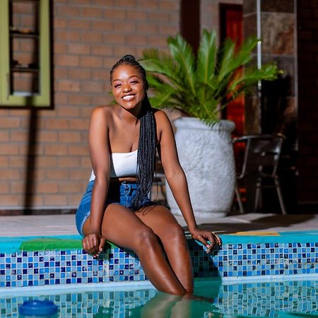 Road House Guest House Omuthiya Buitenkant foto